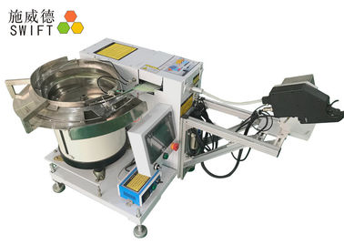 As mãos livram a auto máquina de empacotamento do envoltório automático para as cintas plásticas de nylon